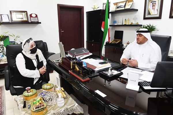 د.جاسم الكندري متحدثا للزميلة بشرى شعبان	 (محمد هاشم)