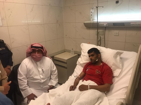 وزير الداخلية يزور الشرطي المطعون في مستشفى الجهراء