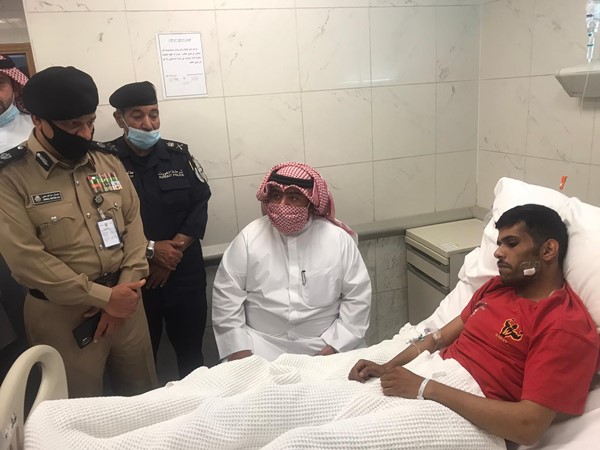 وزير الداخلية يزور الشرطي المطعون في مستشفى الجهراء