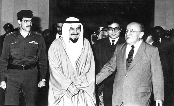 الرئيس الصيني يانغ شانغ كون مستقبلا سمو الأمير الراحل الشيخ جابر الأحمد في فندق ضيافة الدولة دياويوتاي بمدينة بكين في 26 ديسمبر 1990