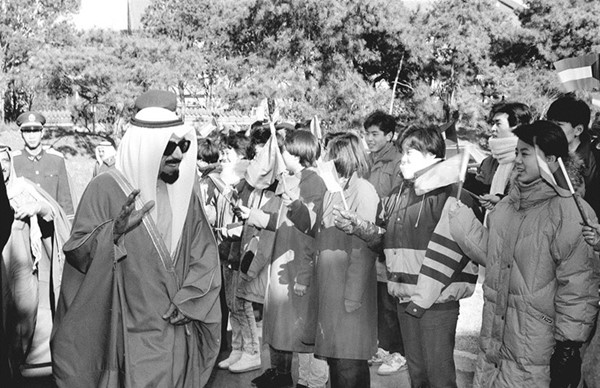 ترحيب حار بسمو الأمير الراحل الشيخ جابر الأحمد من قبل الجمهور في فندق ضيافة الدولة دياويوتاي بمدينة بكين