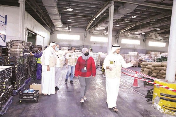 رئيس قسم واردات أغذية المطار يطلع الزميلة حنان عبدالمعبود على آلية التعامل مع الإرساليات الغذائية (ريليش كومار)