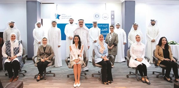 د.يعقوب الرفاعي في لقطة جماعية مع خريجي البرنامج