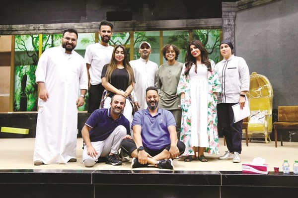 غادة مع فريق مسرحية جناب الماما