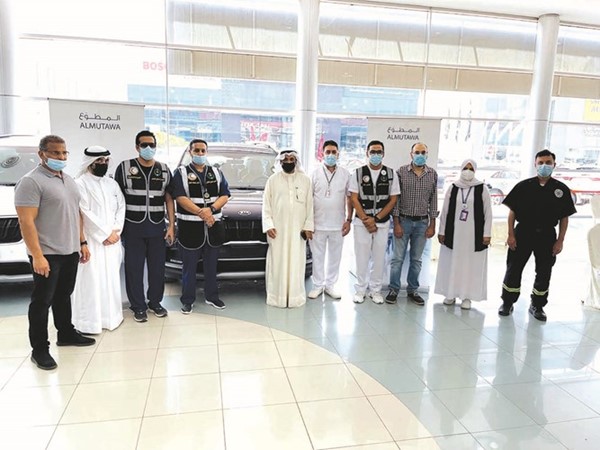 عدد من قيادات مجموعة شركات عبدالعزيز العلي المطوع مع عدد من أعضاء الفريق الطبي
