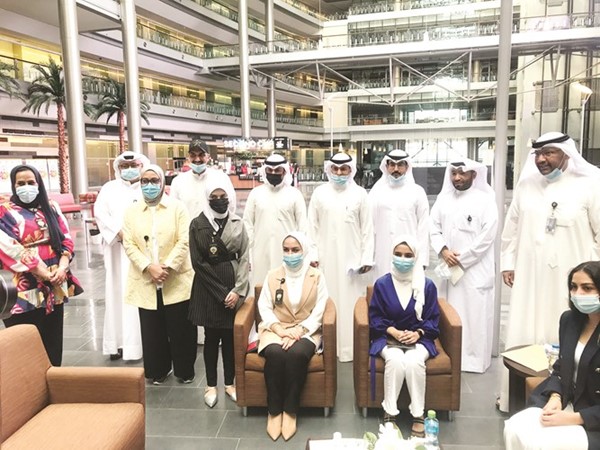 د.علي اليعقوب مع فريقه لاستقبال مراجعي وزارة التربية