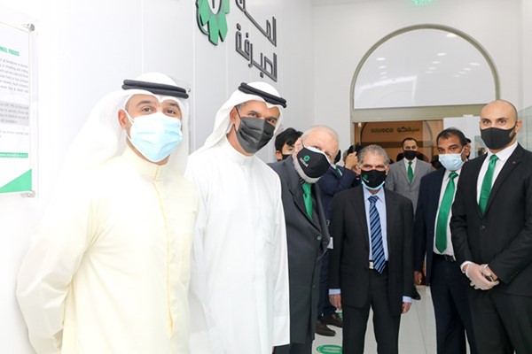 الملا مع إداريي الشركة