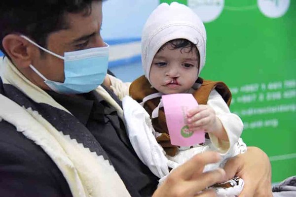 «العون المباشر» تدشن مخيماً طبياً لإجراء 100 عملية جراحية في صنعاء
