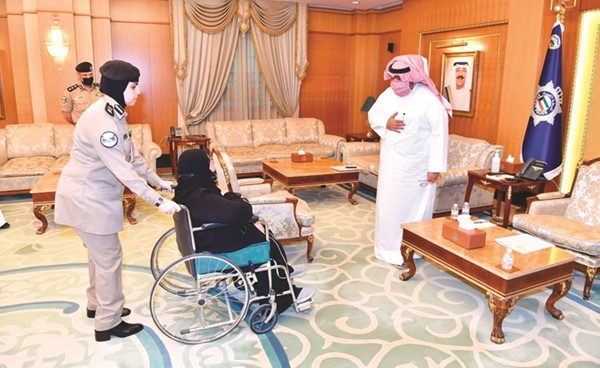 الشيخ ثامر العلي خلال استقباله مواطنة في مقر الوزارة