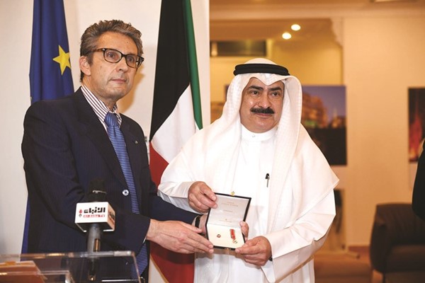 السفير كارلو بالدوتشييقدم وسام الاستحقاق الإيطالي برتبة فارس إلى كامل العبدالجليل