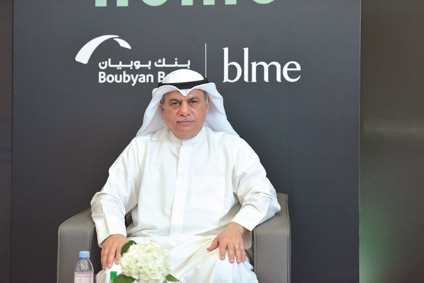 عادل الماجد خلال المؤتمر الصحافي
