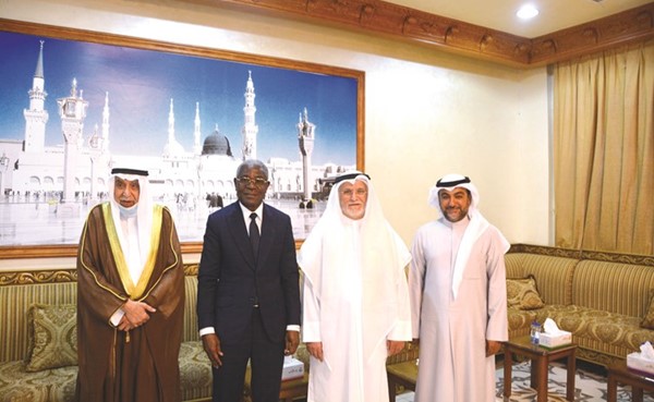 سفير بنين مجاهيدو سومانو مع د.خالد المذكور ومحمد العمر وعبدالعزيز الكندري