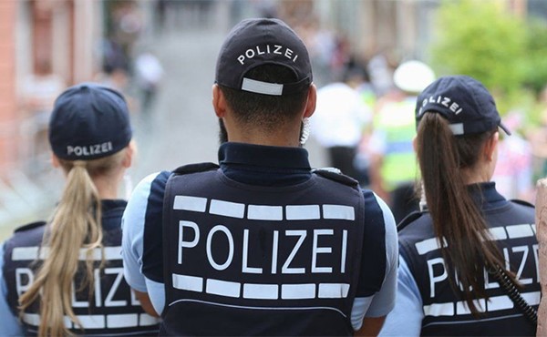 تفتيش منازل ومكاتب أفراد شرطة في برلين للاشتباه في دردشات عنصرية