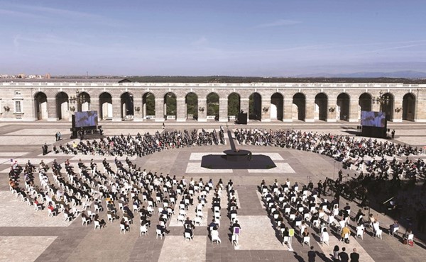 مراسم رسمية لتكريم ضحايا ڤيروس كورونا في ساحة خارج القصر الملكي في مدريد	 (أ.ف.پ)