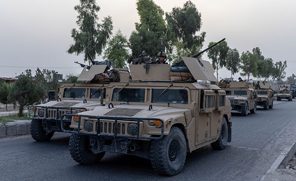 القوات الخاصة الافغانية تنتشر في الشوارع بعد انسحاب القوات الاميركية (رويترز)