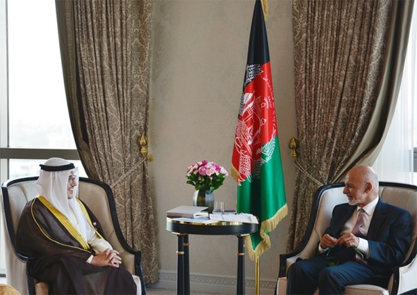 الشيخ د.أحمد ناصر المحمد خلال اجتماعه مع رئيس أفغانستان أشرف غني