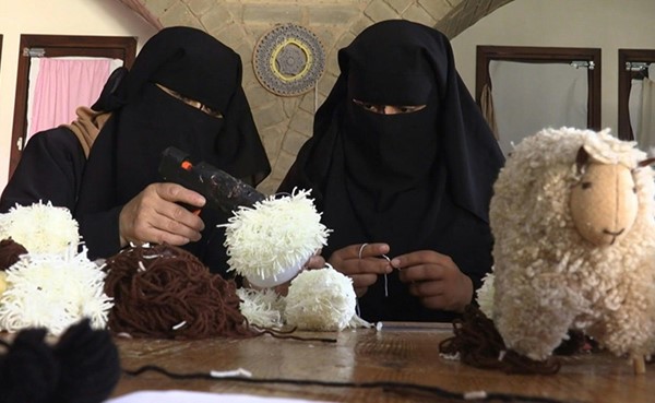 بالفيديو.. فلسطينيات يصنعن دمى على شكل خراف العيد في غزة