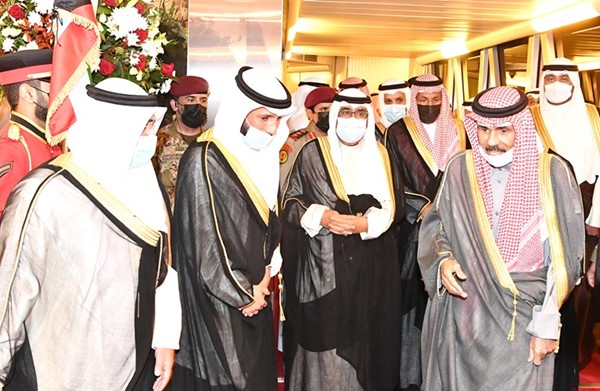 صاحب السمو الأمير الشيخ نواف الأحمد لدى عودته إلى البلاد وفي استقباله سمو ولي العهد الشيخ مشعل الأحمد ورئيس مجلس الأمة مرزوق الغانم