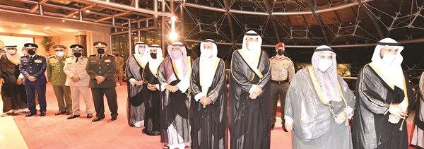 مرزوق الغانم وسمو الشيخ ناصر المحمد وسمو الشيخ صباح الخالد وعبدالله الرومي والشيخ ثامر العلي والشيخ محمد العبدالله والفريق الركن خالد صالح الصباح والفريق عصام النهام والفريق الركن م.هاشم الرفاعي والفريق خالد المكراد