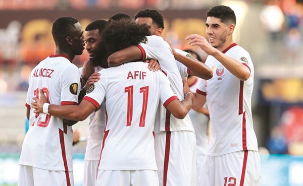 فرحة لاعبو منتخب قطر بالفوز التاريخي