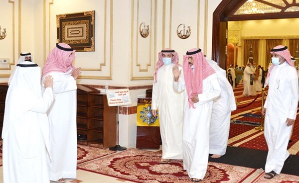 صاحب السمو الأمير الشيخ نواف الأحمد يتبادل التحية مع الشيخ ثامر العلي خلال صلاة العيد في مسجد بلال بن رباح