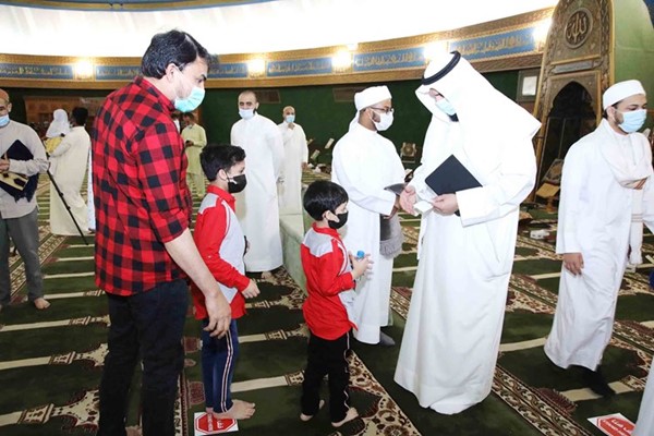 أطفال حرصوا على تقديم التهنئة لشيخهم بعد الصلاة