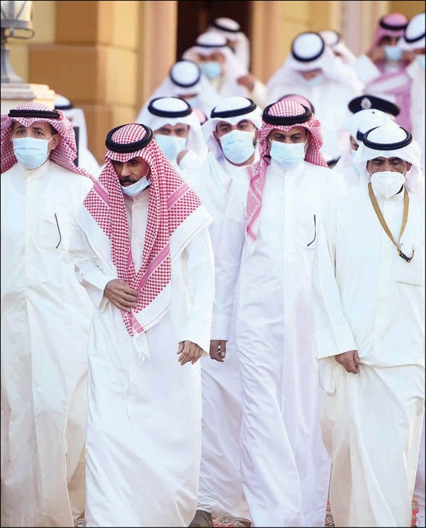صاحب السمو الأمير الشيخ نواف الأحمد لدى مغادرته مسجد بلال بن رباح بعد أدائه صلاة العيد  (محمد هاشم)
