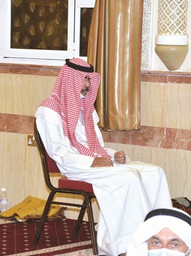 صاحب السمو الأمير الشيخ نواف الأحمد خلال أداء صلاة عيد الأضحى المبارك