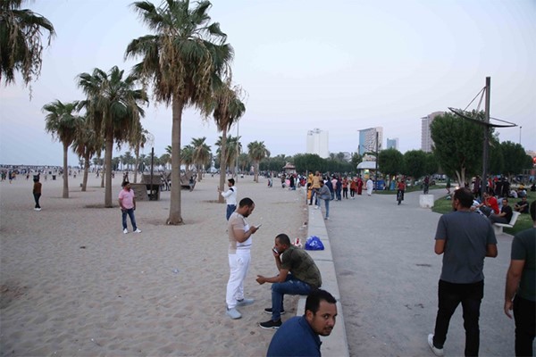 بالفيديو.. شواطئ الكويت «ملاذ» الوافدين للاحتفال بالعيد