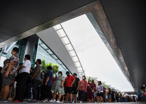 تايلنديون ينتظرون دورهم للحصول على لقاح استرازينيكا بعد ان فتحت السلطات الباب لتطعيم كبار السن والحوامل وأصحاب الاوزان الكبيرة فوق 100 كلغ (أ.ف.پ)