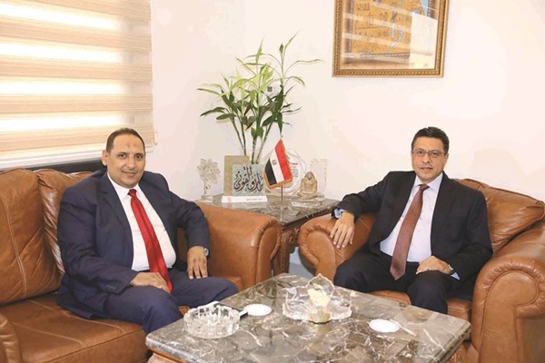 السفير المصري طارق القوني خلال اللقاء مع الزميل أسامة أبوالسعود(ريليش كومار)