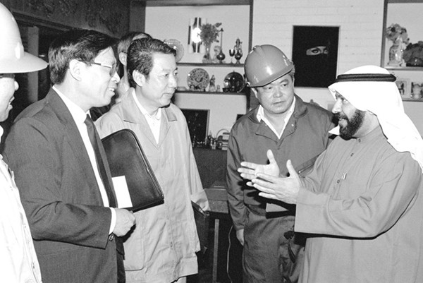 الفريق الصيني لإخماد الحرائق يتناقش مع وزير النفط الكويتي رشيد العميري 28 مارس 1991م