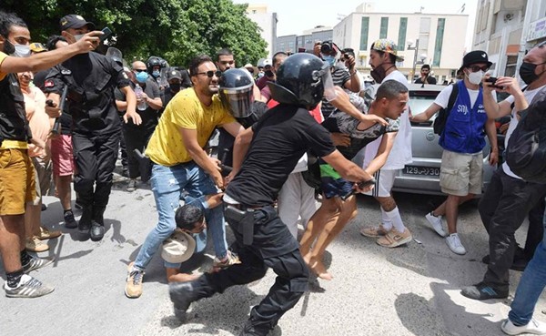 اشتباكات بين قوات الأمن التونسية والمحتجين أمام البرلمان	(أ.ف.پ)