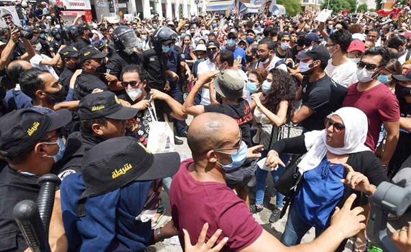 اشتباكات بين قوات الأمن التونسية والمحتجين أمام البرلمان 	(أ.ف.پ)