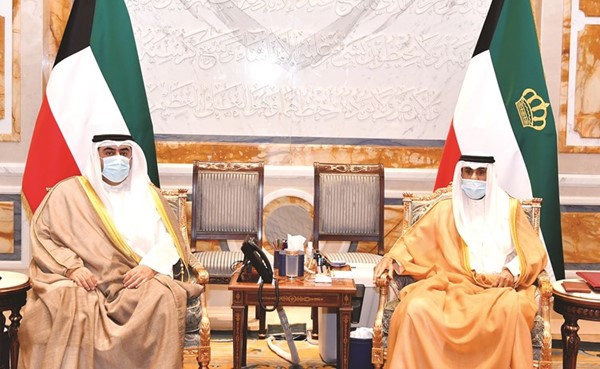 صاحب السمو الأمير الشيخ نواف الأحمد خلال استقباله أسامة العتيبي