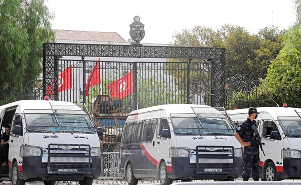 قوات الأمن تطوق البرلمان التونسي بعد يومين من قرار الرئيس تجميد عمله									 (أ.ف.پ)