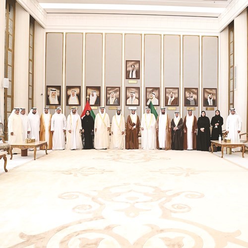 الرئيس مرزوق الغانم وحمد الرحومي ونائب رئيس مجلس الأمة أحمد الشحومي يتوسطون أعضاء الوفد الإماراتي