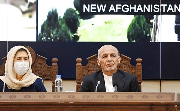 الرئيس الأفغاني أشرف غني خلال اجتماع مجلس التنسيق والمراقبة المشترك في كابول(أ.ف.پ)