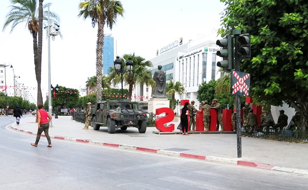 انتشار الجيش التونسي في شارع الحبيب بورقيبة الرئيسي في العاصمة (رويترز)