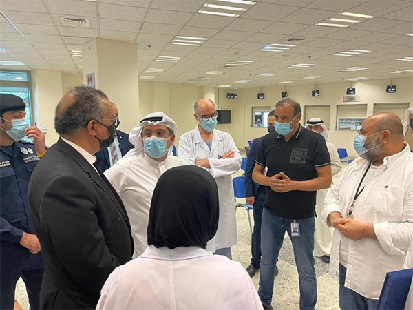 مدير الصحة العالمية يتفقد مستشفى جابر الاحمد