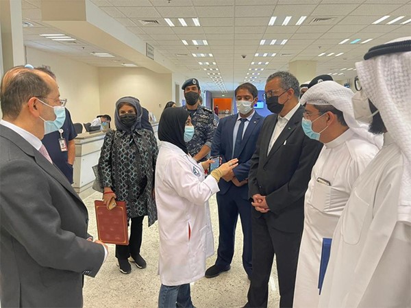 مدير الصحة العالمية يتفقد مستشفى جابر الاحمد