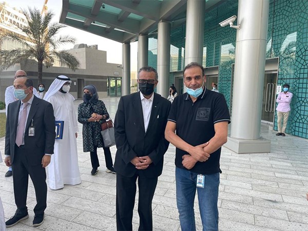 مدير الصحة العالمية يتفقد مستشفى جابر الاحمد
