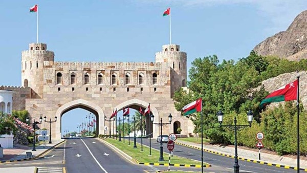 سلطنة عمان: إغلاق الأنشطة التجارية ومنع الحركة للأفراد والمركبات من العاشرة مساء حتى الرابعة فجراً