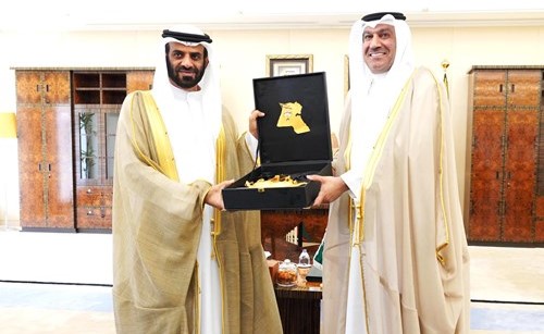 نائب رئيس مجلس الأمة أحمد الشحومي والنائب الأول لرئيس المجلس الوطني الإماراتي حمد الرحومي يتبادلان الهدايا التذكارية