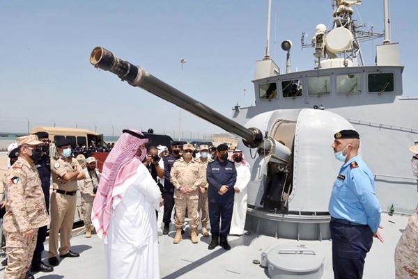 وزير الداخلية ووزير الدفاع بالإنابة الشيخ ثامر العلي خلال زيارة قاعدة محمد الأحمد البحرية