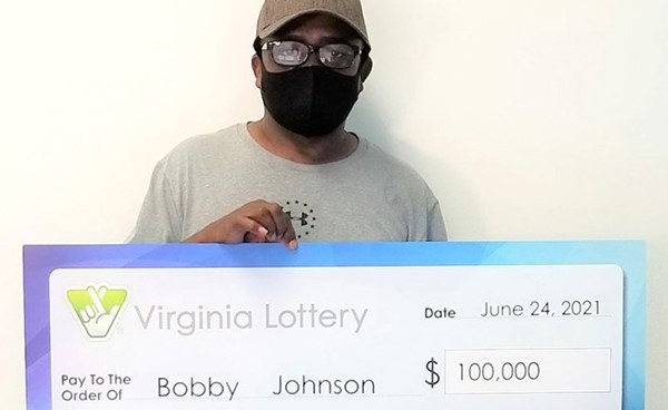بوبي جونسون يحمل شيكا بمبلغ اليانصيب
