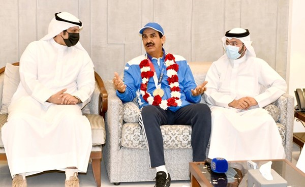 البطل الأولمبي عبدالله الرشيدي متحدثا إلى الوزير عبدالرحمن المطيري بحضور الشيخ حمود المبارك