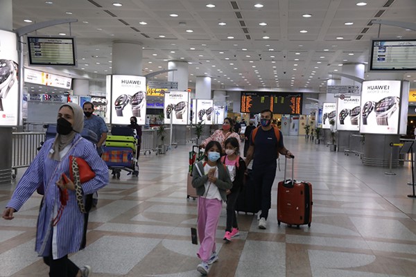 مطار الكويت الدولي استقبل رحلات العالقين فجر اليوم