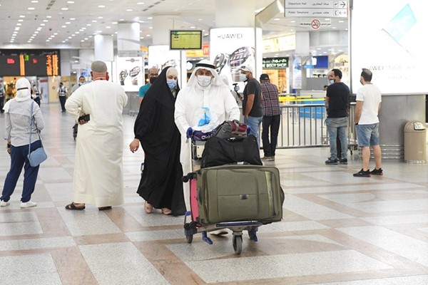 وصول أعداد من المواطنين والمقيمين العالقين إلى الكويت أمس	(محمد هاشم)