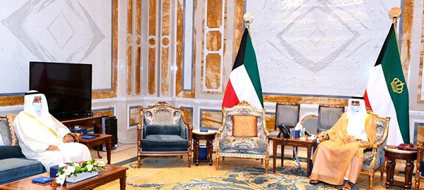 صاحب السمو الأمير الشيخ نواف الأحمد خلال استقباله الفريق أول متقاعد الشيخ أحمد النواف
